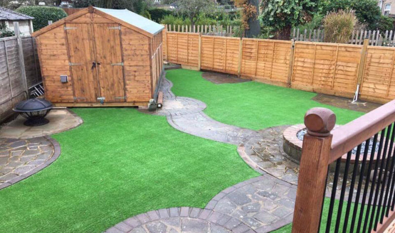 How to lay artificial grass on a curved lawn